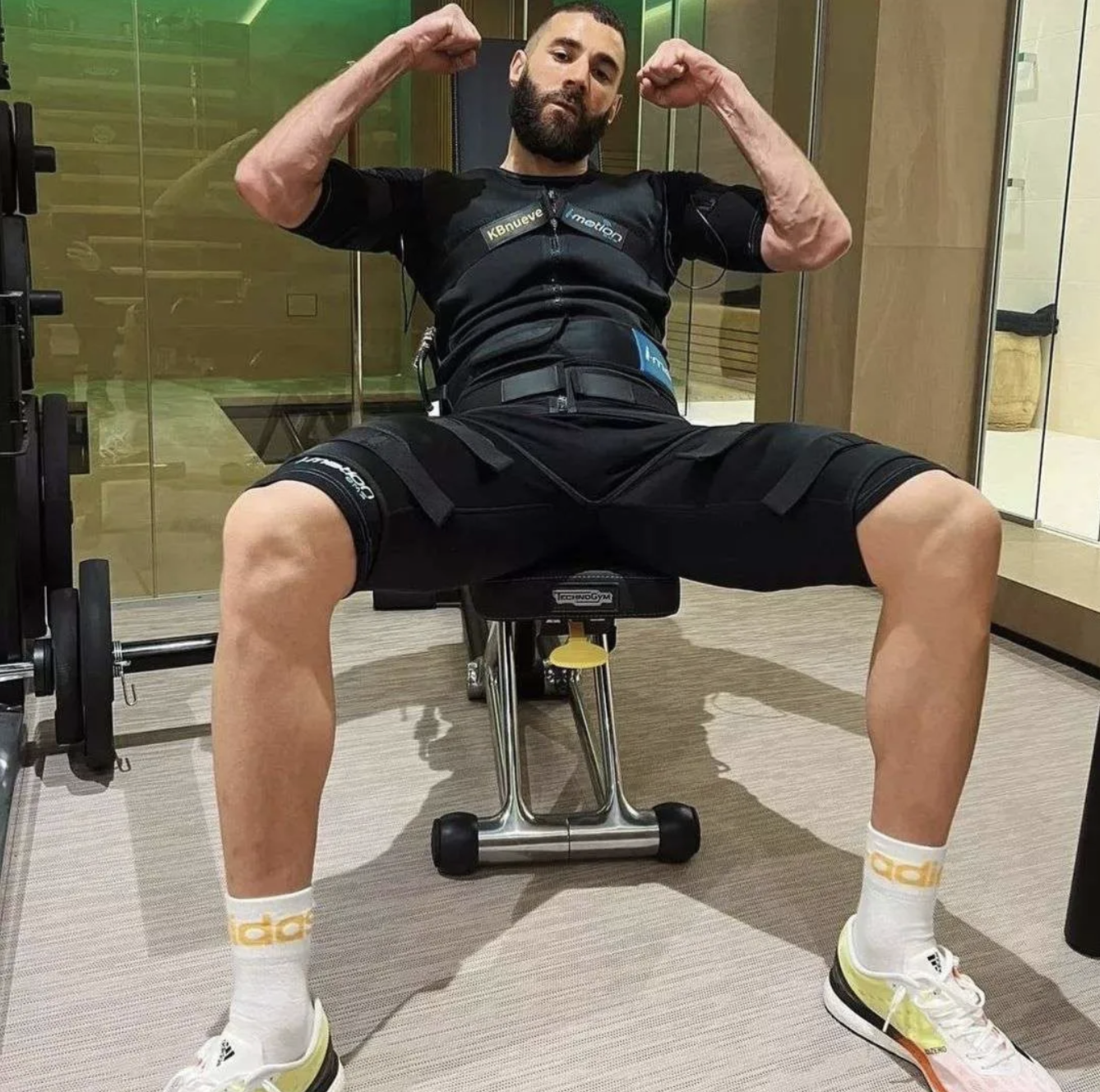 Karim Benzema tränar i i-motion EMS-dräkt